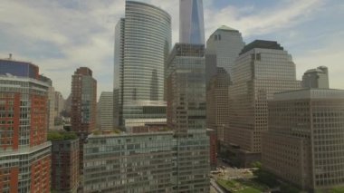 Orta bina Yeni Dünya Ticaret Merkezi ile aşağı Manhattan çevresinde uçan