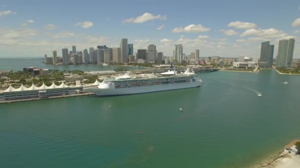 Antenne, 4k. Kreuzfahrtschiff im Hafen von Miami und dahinter Wolkenkratzer. Florida, Vereinigte Staaten — Stockvideo