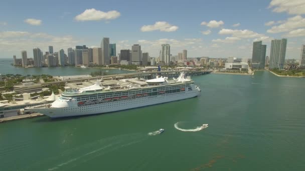 Aérien, 4K. Bateau de croisière au port de Miami et gratte-ciel derrière. Floride, États-Unis — Video