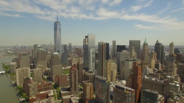 Flyga runt nedre Manhattan med nya world trade Center byggnaden i mitten — Stockvideo