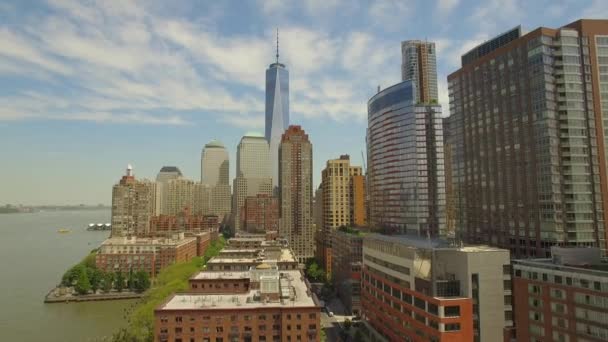 Flyga runt nedre Manhattan med nya world trade Center byggnaden i mitten — Stockvideo