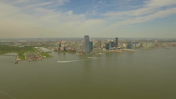 Jersey city hava görünümünü. New York'ta Hudson Nehri üzerinde uçan — Stok video