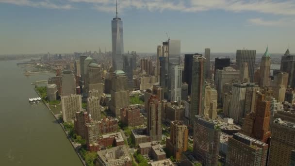 Volare intorno a Lower Manhattan con il nuovo edificio del centro commerciale mondiale nel mezzo — Video Stock