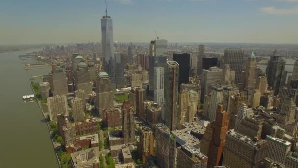 Volando alrededor del Bajo Manhattan con el nuevo edificio del centro comercial mundial en el medio — Vídeos de Stock