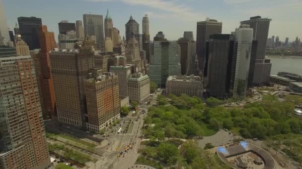 Fliegen um lower manhattan mit neuem Welthandelszentrum in der Mitte — Stockvideo