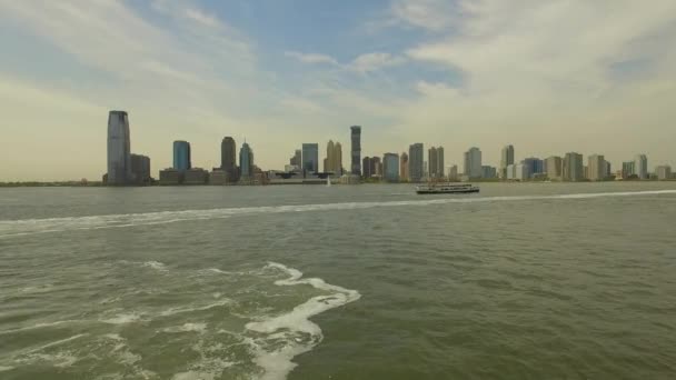 Letecký pohled na Jersey city. Létání nad řekou Hudson v New Yorku — Stock video