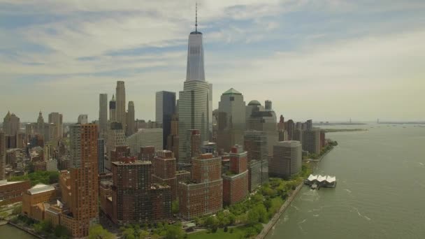 Volando alrededor del Bajo Manhattan con el nuevo edificio del centro comercial mundial en el medio — Vídeos de Stock