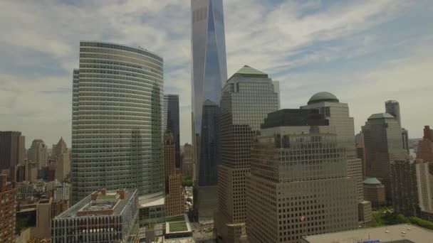 Volare intorno a Lower Manhattan con il nuovo edificio del centro commerciale mondiale nel mezzo — Video Stock