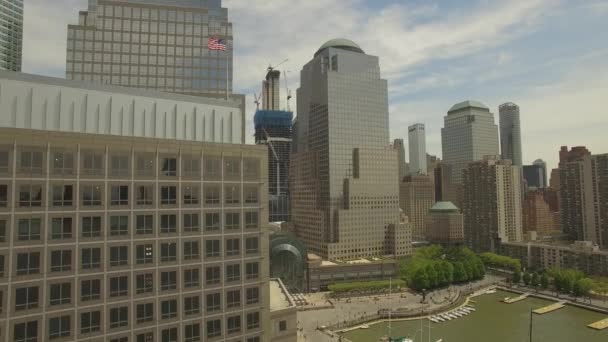 Volare intorno a Lower Manhattan con il nuovo edificio del centro commerciale mondiale nel mezzo — Video Stock