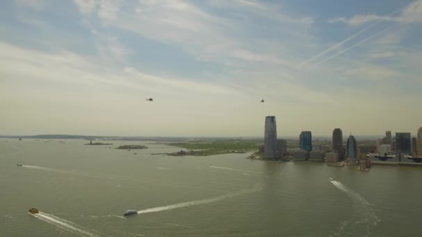 Aéreo. Dois helicópteros voando perto de drone acima do rio Hudson na cidade de Nova York — Vídeo de Stock