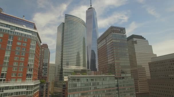 Volando alrededor del Bajo Manhattan con el nuevo edificio del centro comercial mundial en el medio — Vídeos de Stock