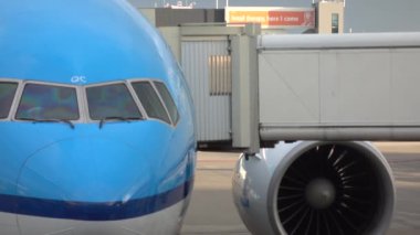 Jet köprü üzerinden bir uçak yolcu