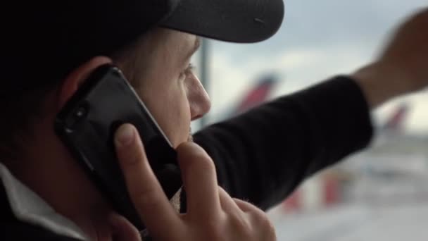 Homem Fala Telemóvel Sala Embarque Aeroporto Aviões Segundo Plano — Vídeo de Stock