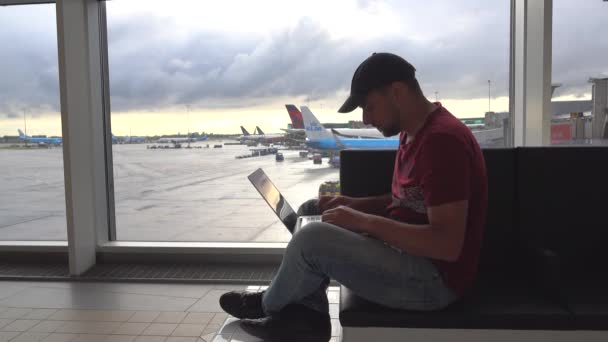 Uomo Scrive Qualcosa Sul Portatile Nella Sala Partenze Dell Aeroporto — Video Stock