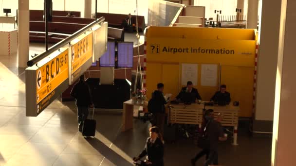 Mostrador de información en la terminal del aeropuerto. Schiphol Airport, Amsterdam, 15 de mayo de 2016 — Vídeos de Stock