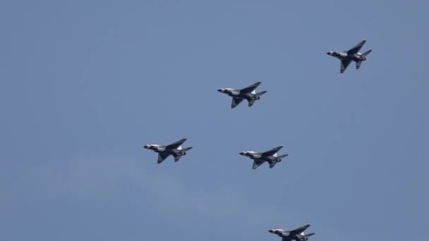 Groupe d'avions de chasse militaires survolant la côte. Port de Fort Lauderdale, Floride, États-Unis, le 5 mai 2016 — Video