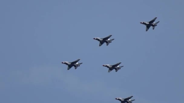 Gruppo di aerei da combattimento militari che sorvolano la costa. Fort Lauderdale port, Florida, USA, 5 maggio 2016 — Video Stock