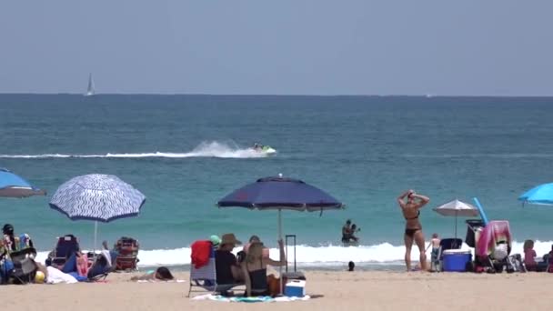 Pessoas na praia e Jetbike ou moto d 'água no bagckround. Panorama. Porto de Fort Lauderdale, Flórida, EUA, 5 de maio de 2016 — Vídeo de Stock