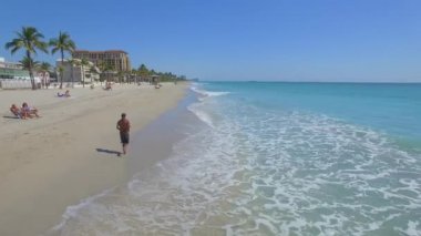 Sahil boyunca koşan bir adam. Hollywood beach havadan görüntüleri, Florida, ABD, Mayıs 5, 2017. 