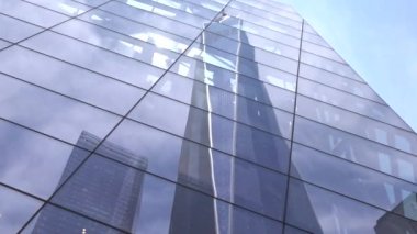 New York'ta yeni dünya ticaret merkezi binası ve yansıması. ABD, New York, 1 Mayıs 2017.