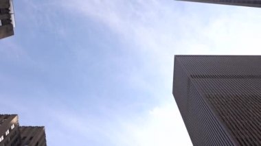 Gökdelenler arasında geçiyor. Çok yumuşak hareket