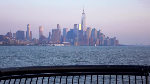 Lower Manhattan com novo edifício do centro de comércio mundial no meio. EUA, Nova York, 1 de maio de 2017 . — Vídeo de Stock