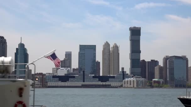 Bateaux de ferry sur la rivière Hudson à New York. États-Unis, New York, 1er mai 2017 . — Video