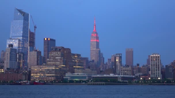 Vattenvägs taxi på Hudson floden. New Yorks skyline på natten. USA, New York City, maj 3, 2017 — Stockvideo