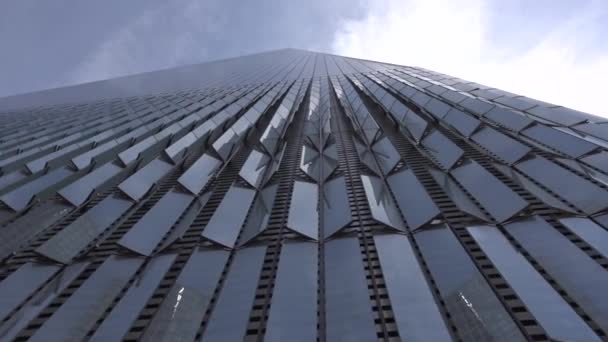 Здание нового Всемирного торгового центра в Нью-Йорке. Башня свободы. США, Нью-Йорк, 1 мая 2017 г. . — стоковое видео