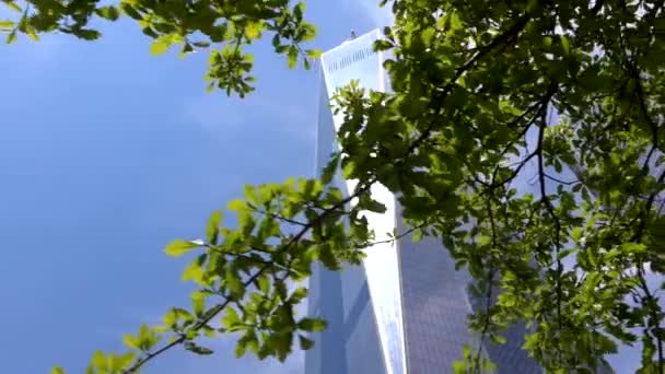 Νέο παγκόσμιο κέντρο εμπορίου στην πόλη της Νέας Υόρκης. 911 Μεμόριαλ Πλάζα. ΗΠΑ, Νέα Υόρκη, 1 Μαΐου, 2017. — Αρχείο Βίντεο