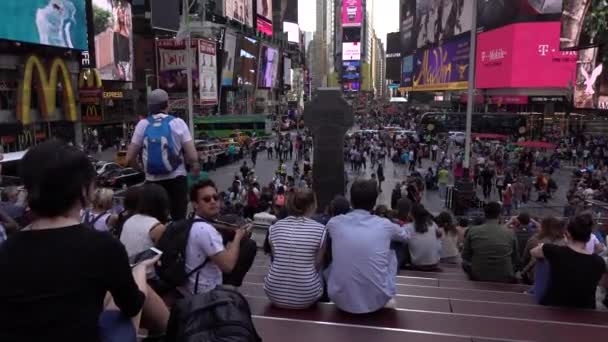 Panorama. Wolkenkrabbers op Time Square. USA, New York City, 3 mei 2017 — Stockvideo