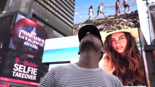 Alien in New York city. Time square. Smooth motion around the man — Stock Video