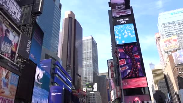Çok düzgün hareket. Zaman Meydanı'ndaki gökdelenler. New York şehri. ABD, New York, 1 Mayıs 2017. — Stok video