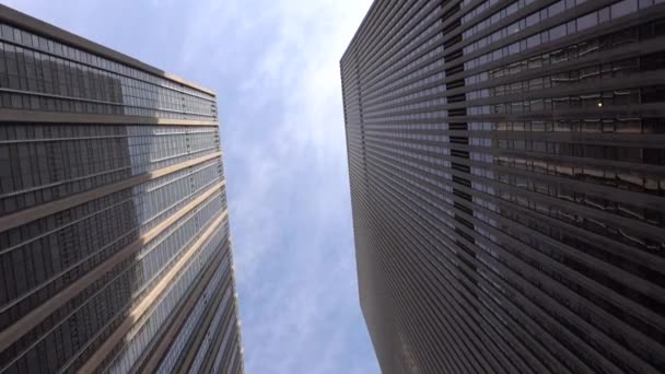 Passing  between skyscrapers. Very smooth motion — Stock Video