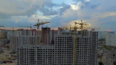 Hava. İnşaat alanında büyük bir şehir, birçok Vinçler ile. Günbatımı Zamanı