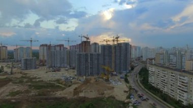 Hava. İnşaat alanında büyük bir şehir, birçok Vinçler ile. Günbatımı Zamanı