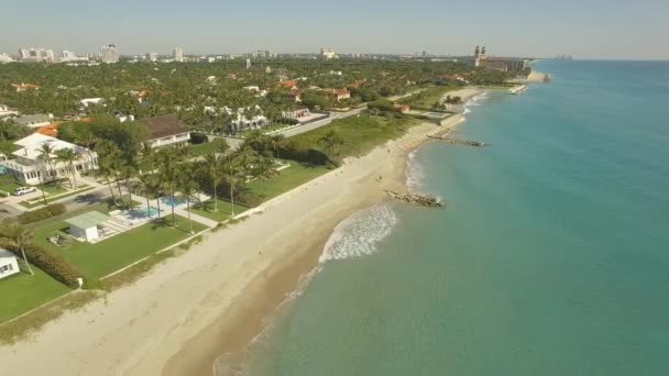 Des images aériennes. Voler au-dessus de Palm Beach, lieu de luxe pour la vie et les vacances 