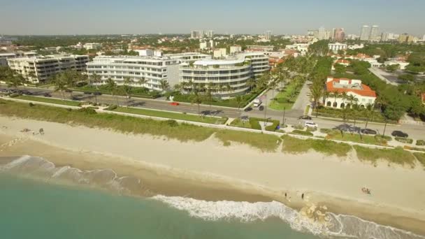 空中的镜头。棕榈滩上空飞翔，豪华的地方生活和度假 — 图库视频影像