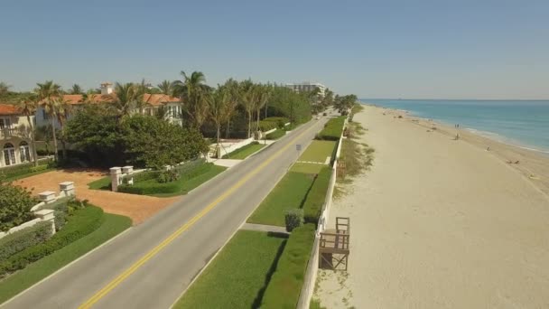 Imagens aéreas. Voando acima Palm Beach, lugar de luxo para viver e férias — Vídeo de Stock