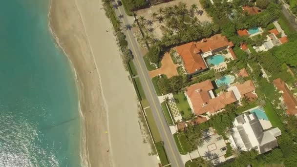 空中映像。生活と休暇のための豪華な配置のパーム ビーチの上を飛んで、 — ストック動画