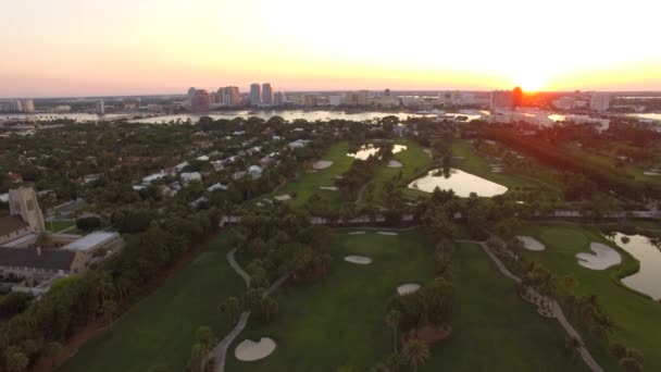 Luchtfoto beeldmateriaal. Zonsondergang tijd. Vliegen boven golf veld op West Palm Beach, Florida. — Stockvideo