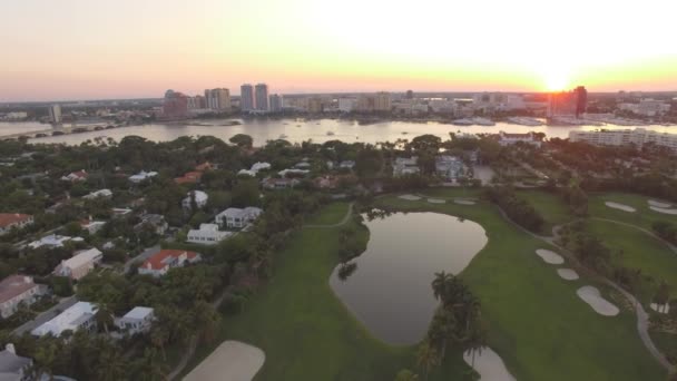 Havadan görüntüleri. Günbatımı zamanı. West Palm Beach, Florida golf sahası yukarıda uçan. — Stok video