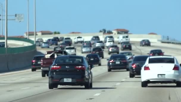 Autoroute américaine pleine de voitures. Tournage avec caméra stabilisée. USA, le 3 mai 2017 — Video