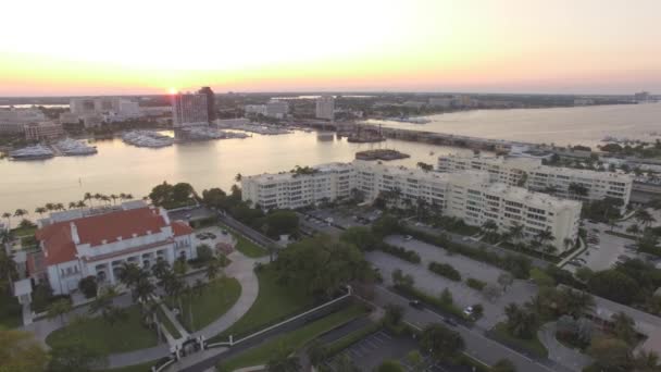 Imagens aéreas. Voando acima da área residencial em West Palm Beach, Flórida . — Vídeo de Stock