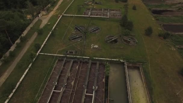 Aérea. Planta de tratamiento de aguas residuales. Volando por encima de los depósitos de agua de limpieza. 4K — Vídeo de stock