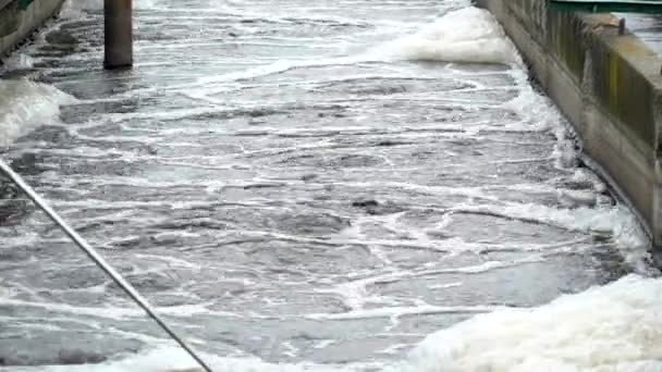 Planta de tratamiento de aguas residuales. Depósitos de agua — Vídeo de stock