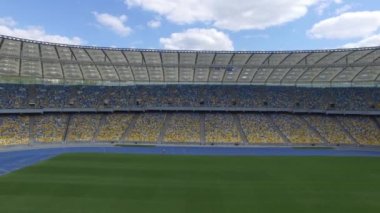 Uçan büyük modern boş Stadyumu içinde. Fan sektörler boyunca hareket