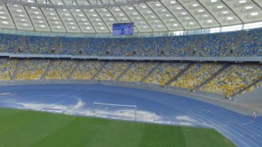Büyük modern boş stadyum içinde uçan. Kiev, Ukrayna, 12 Haziran 2016.