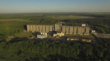 Hava. Malt fabrikası. Arpa taneleri için büyük siloları