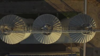 Hava. Malt fabrikası. Arpa taneleri için büyük siloları